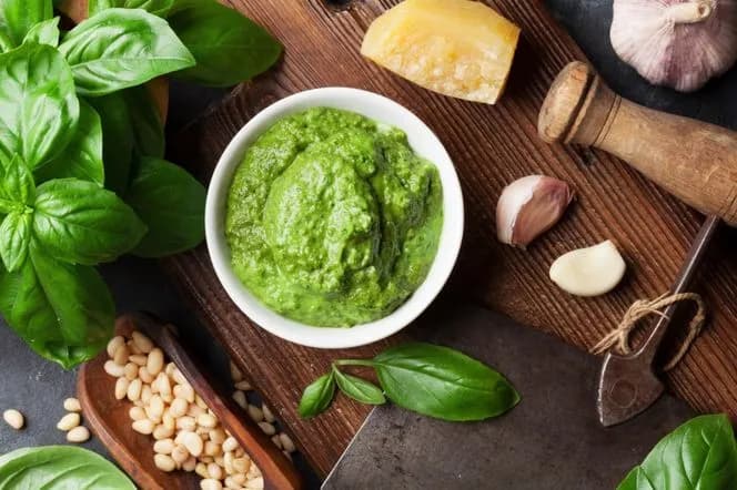 Czy pesto jest dietetyczne? Odkryj jego kaloryczność i zdrowotne właściwości